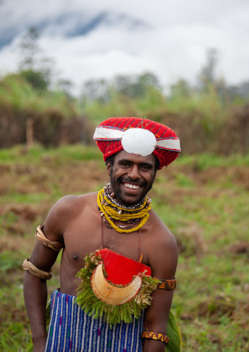 Highlander warrior with traditional clothing during a sing-sing, Western Highlands Province, Mount Hagen, Papua New Guinea