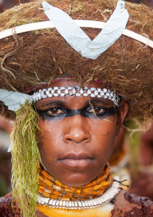 Suli muli tribe woman from Enga during a sing-sing ceremony, Western Highlands Province, Mount Hagen, Papua New Guinea