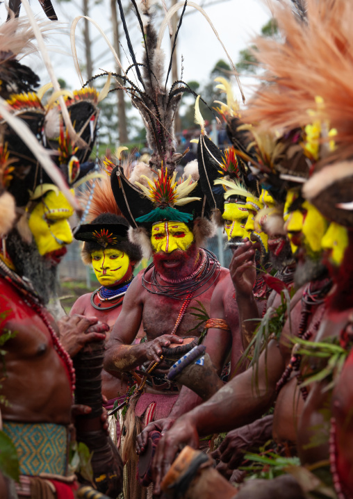 Huli tribe wigmen in traditional clothing during a sing-sing, Western Highlands Province, Mount Hagen, Papua New Guinea