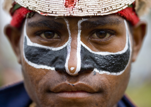 Highlander warrior with traditional makeup during a sing-sing, Western Highlands Province, Mount Hagen, Papua New Guinea