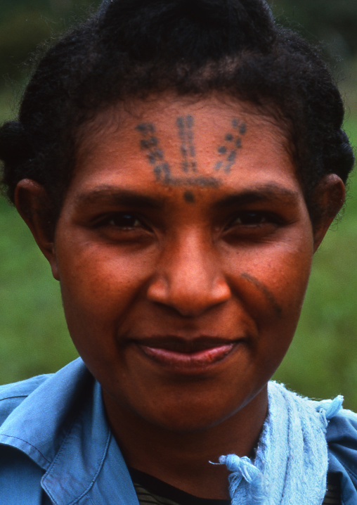 Highlander woman with tatoos on her forehead, Western Highlands Province, Mount Hagen, Papua New Guinea