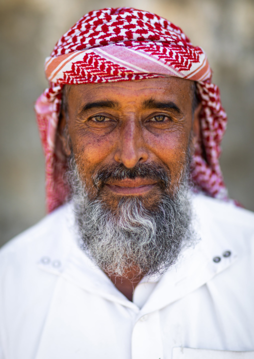 Portrait of a saudi man wearing a keffiyeh, Jizan province, Addayer, Saudi Arabia