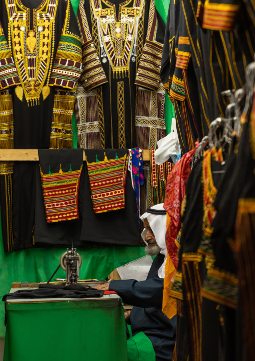 Saudi tailor using a sewing machine to make embroideries, Mecca province, Taïf, Saudi Arabia