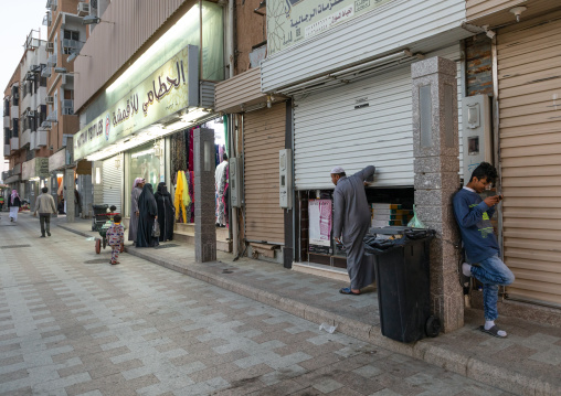 Saudi man closing his shop to go to the mosque, Mecca province, Taïf, Saudi Arabia