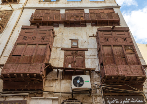 Old house with wooden mashrabiya in al-Balad quarter, Mecca province, Jeddah, Saudi Arabia