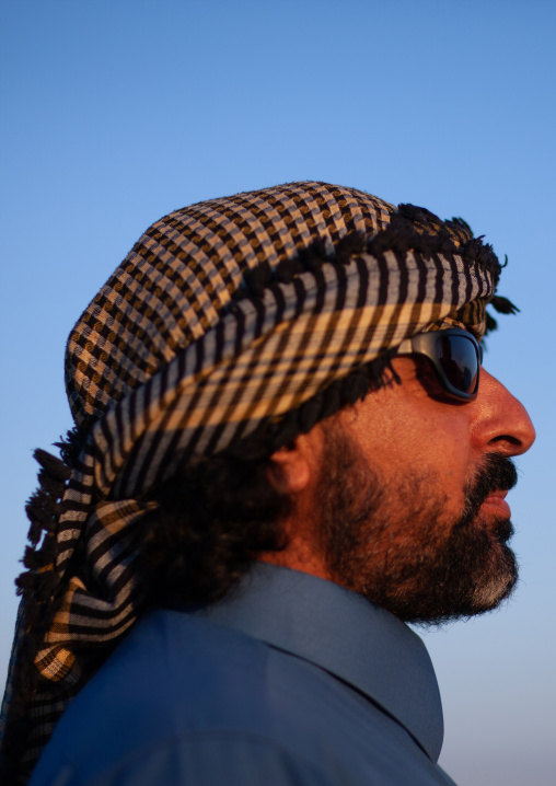 Side view of a bedouin in the desert, Al-Jawf Province, Sakaka, Saudi Arabia