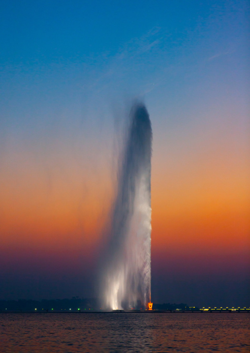 King fahds fountain at sunset, Hijaz Tihamah region, Jeddah, Saudi Arabia