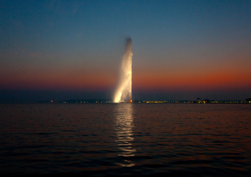 King fahds fountain at sunset, Hijaz Tihamah region, Jeddah, Saudi Arabia