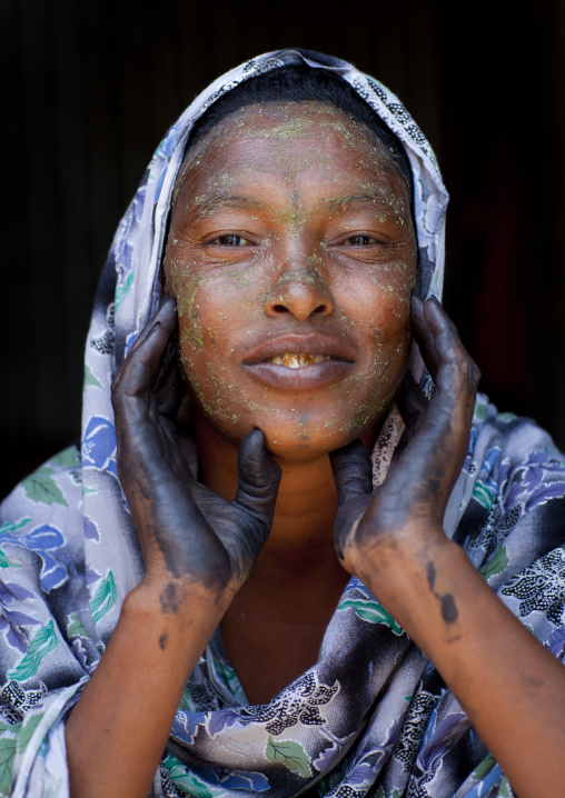 A Woman Wearing Hennah Tattoos On Her Hands Is Putting Qasil On Her Face, Hargeisa, Somaliland