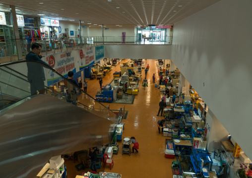 Aerial view of shoppers at noryangjin fisheries wholesale market, National capital area, Seoul, South korea