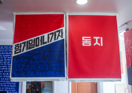 Sun mu artist paintings in his workshop, National capital area, Seoul, South korea