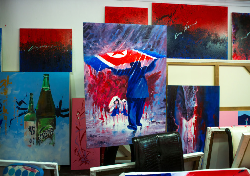 Sun mu artist paintings in his workshop, National capital area, Seoul, South korea