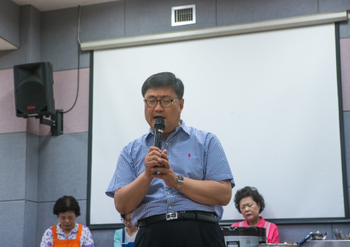 Pastor praying before the lunch in yeo-mung alternative school, National capital area, Seoul, South korea