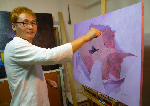 Former north Korea propaganda artist called Oh Sung-Cheol in his workshop, National Capital Area, Seoul, South Korea