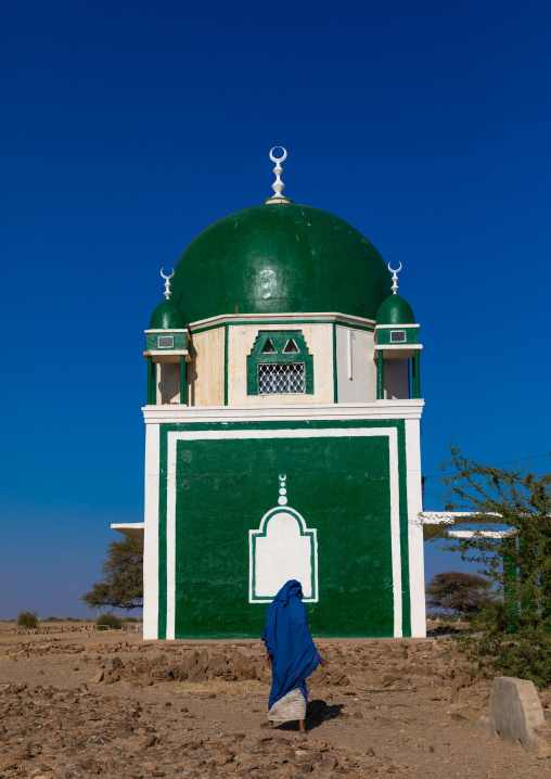 Sudanese woman passing in front of a sufi shrine, Al Jazirah, Abu Haraz, Sudan