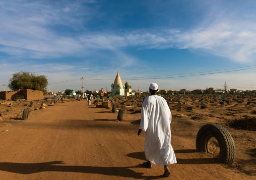 Sudanese man going to the friday sufi celebration at sheikh Hamad el Nil tomb, Khartoum State, Omdurman, Sudan