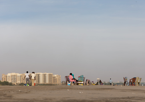 Sudanese people resting on the bank of river Nile on a friday adternoon, Khartoum State, Khartoum, Sudan