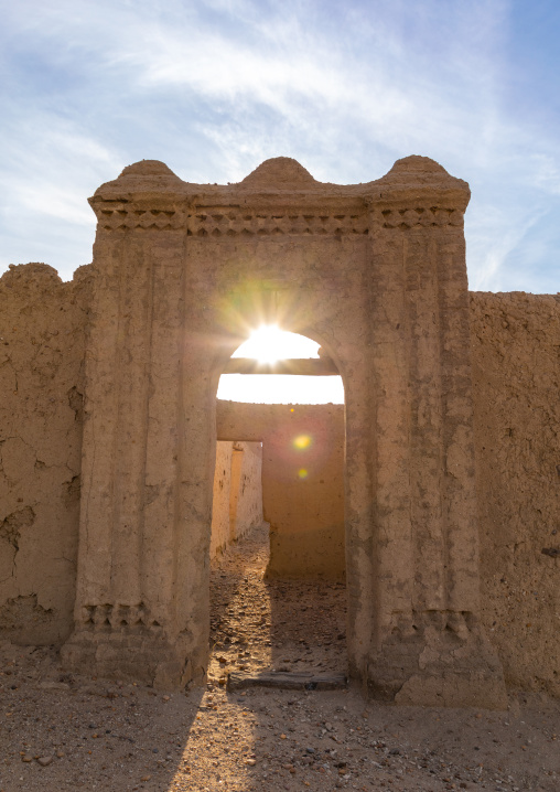 Old gate of an abandonned mudbrick house, Northern State, Al-Khandaq, Sudan