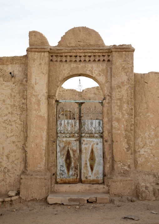 Old gate of an abandonned mudbrick house, Northern State, Al-Khandaq, Sudan