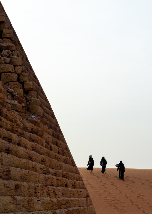 Sudanese women visiting the pyramids of the kushite rulers at Meroe, Northern State, Meroe, Sudan