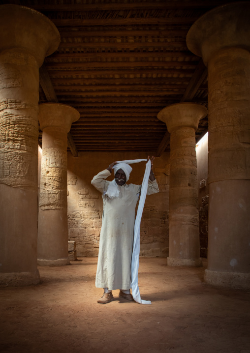 Sudanese man putting his turban in the Musawwarat es-sufra meroitic lion temple, Nubia, Musawwarat es-Sufra, Sudan