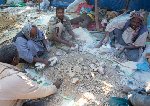 Sudan, Khartoum State, Alkhanag, men crashing stones to search for gold