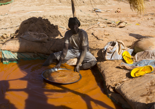 Sudan, Khartoum State, Alkhanag, man searching for gold