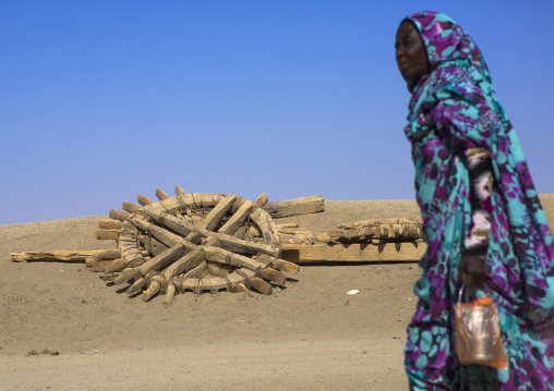 Sudan, Northern Province, Delgo, nubian woman passing in front of an old well