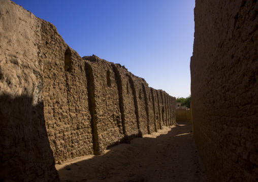 Sudan, River Nile, Al-Khandaq, abandonned mud brick house al-khandaq