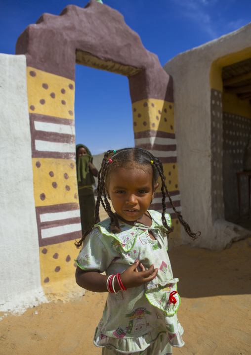 Sudan, Nubia, Old Dongola, little girl in front of a traditional nubian doorway