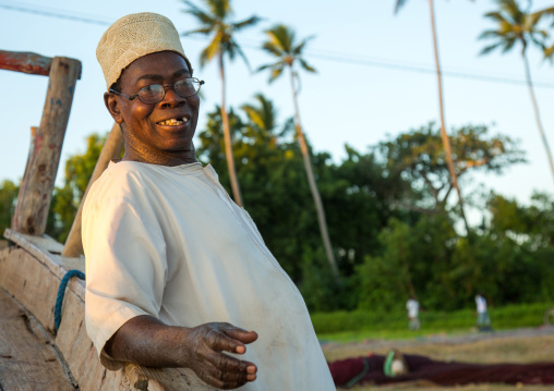 Tanzania, Zanzibar, Kizimkazi, muslim man