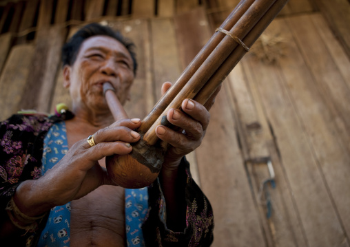 Lahu tribe uncle ja yo in ban bor kai village playing nor ku ma, Thailand