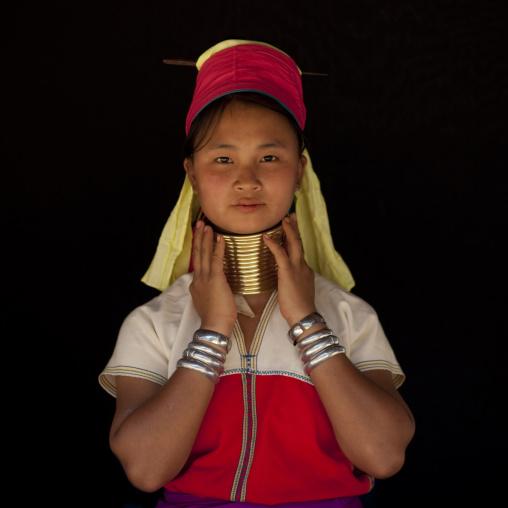 Long neck woman in ban mai nai soi, Thailand