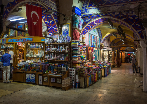 Souvenirs shop in the grand bazaar, Beyazit, istanbul, Turkey