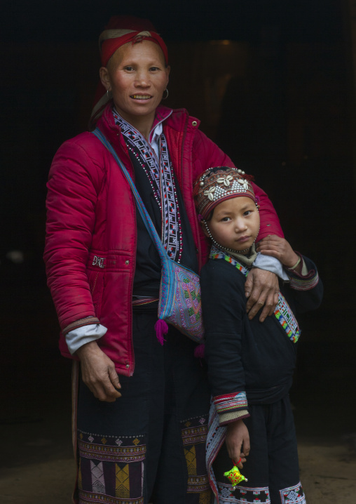 Red dzao mother and daughter, Sapa, Vietnam