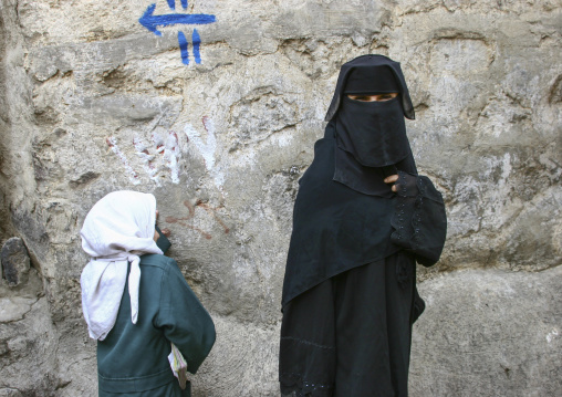 Yemeni mother in niqab, Ibb Governorate, Jibla, Yemen