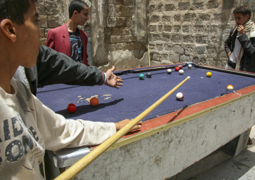 Yemeni young men playing snooker, Amanat Al-Asemah, Sanaa, Yemen