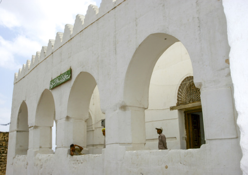 Yemeni workers in Al-ashrafiya Mosque, Janad Region, Taiz, Yemen