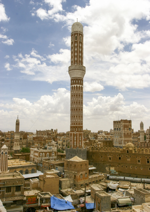 Mosque in the middle of traditional houses in the old city, Amanat Al-Asemah, Sanaa, Yemen