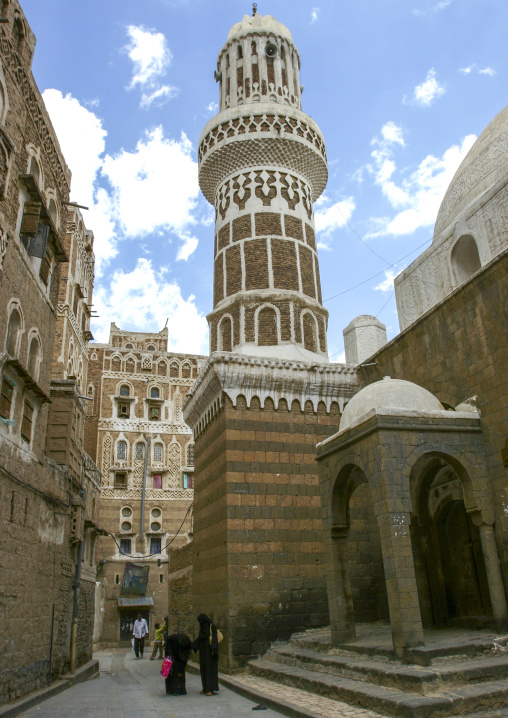 Mosque in the middle of traditional houses in the old city, Amanat Al-Asemah, Sanaa, Yemen