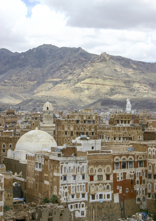 Mosque in the middle of traditional houses in the old city, Amanat Al-Asemah, Sanaa, Yemen