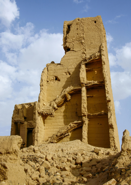 Ruined multi-storey house made of mud in the old town, Marib Governorate, Marib, Yemen