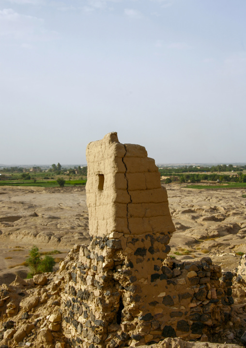 Ruined multi-storey house made of mud in the old town, Marib Governorate, Marib, Yemen