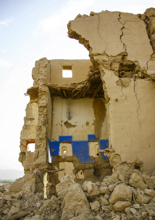 Ruined multi-storey house made of mud in the old town, Marib Governorate, Marib, Yemen
