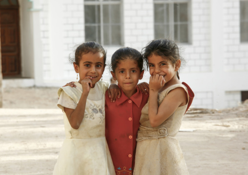 Portrait of three yemeni girls, Hadhramaut, Wadi Doan, Yemen