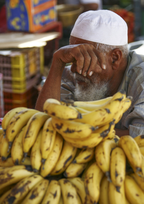 Yemeni man selling bananas in a market, Hadhramaut, Tarim, Yemen