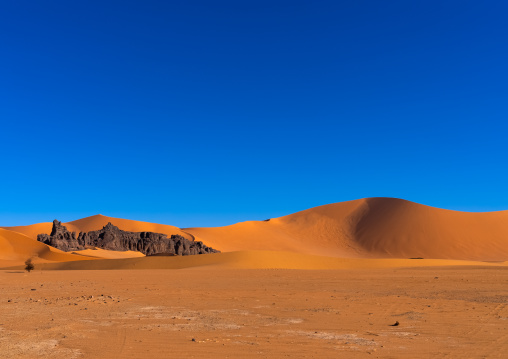 Sand dunes in the Sahara desert, Tassili N'Ajjer National Park, Tadrart Rouge, Algeria