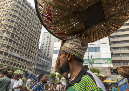 Porter in the Kawran Bazar vegetables and fruits morning market, Dhaka Division, Dhaka, Bangladesh