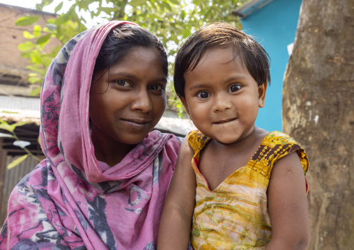Portrait of a bangladeshi mother with her daughter, Dhaka Division, Munshiganj, Bangladesh