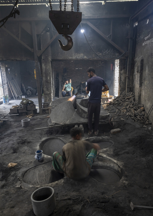 Dockyard workers making a mold for a propeller, Dhaka Division, Keraniganj, Bangladesh